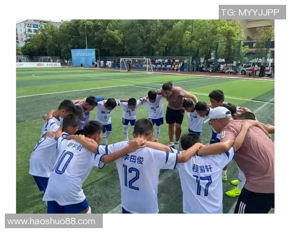 团结拼搏勇往直前小学足球队口号激励每一位队员奋发向上